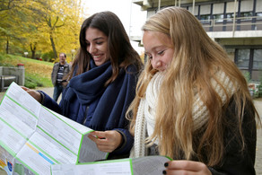 Angehende Studentinnen mit Lageplan der TU am Tag der offenen Tür
